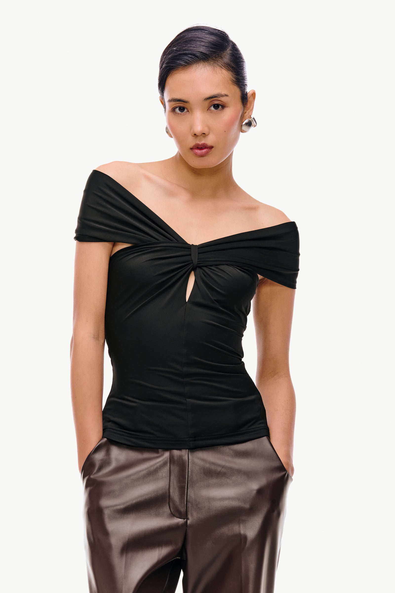 Black Off-Shoulder Keyhole Top – Qua
